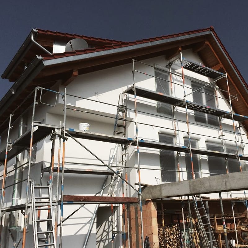 Eingerüstetes Wohnhaus während der Arbeiten an der Fassade
